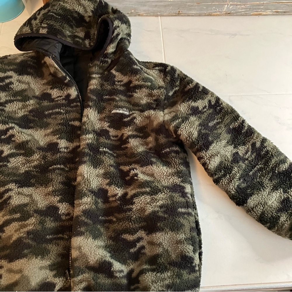 Eddie Bauer youth Black and Puffer Jacket. Sherpa lined. Reversible.